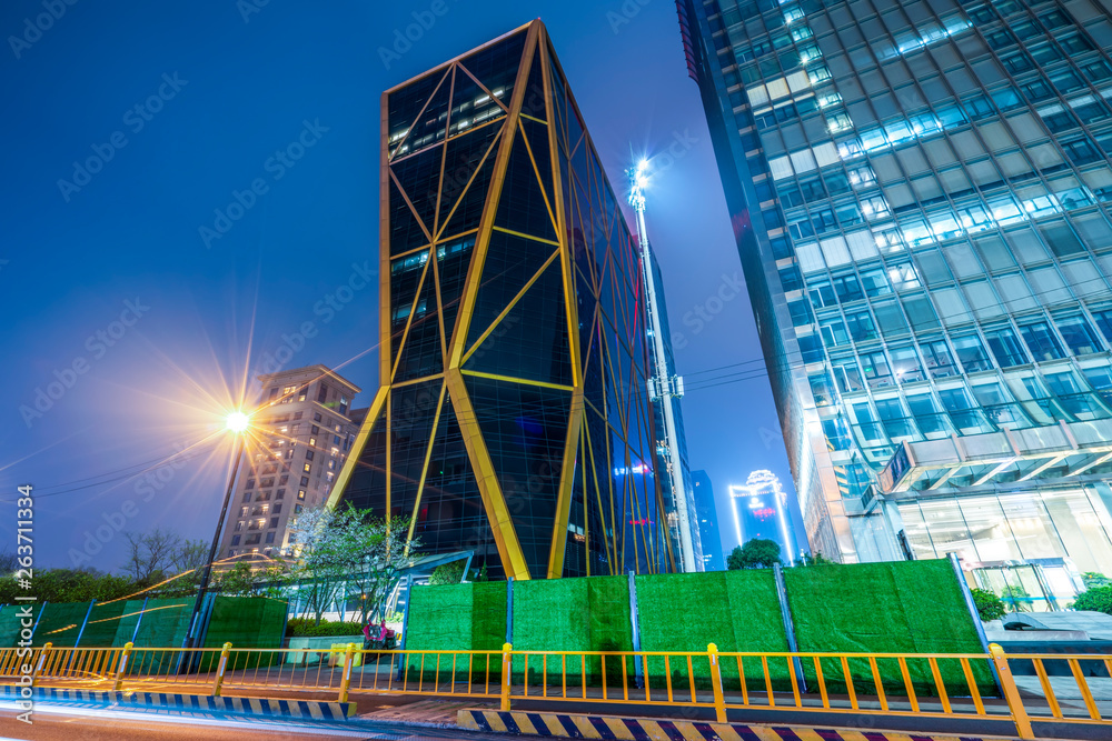 道路城市夜景建筑和模糊车灯……