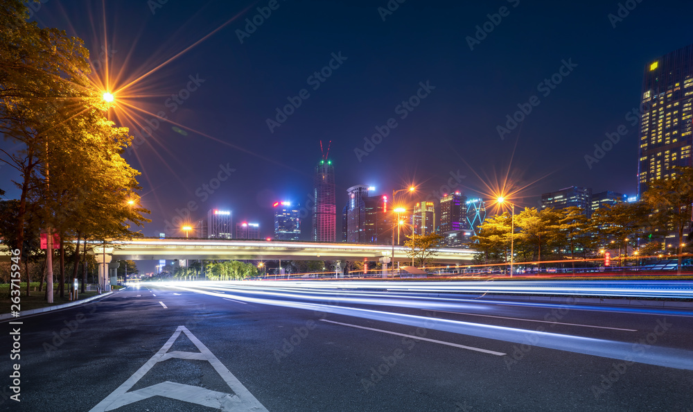 道路城市夜景建筑和模糊车灯……