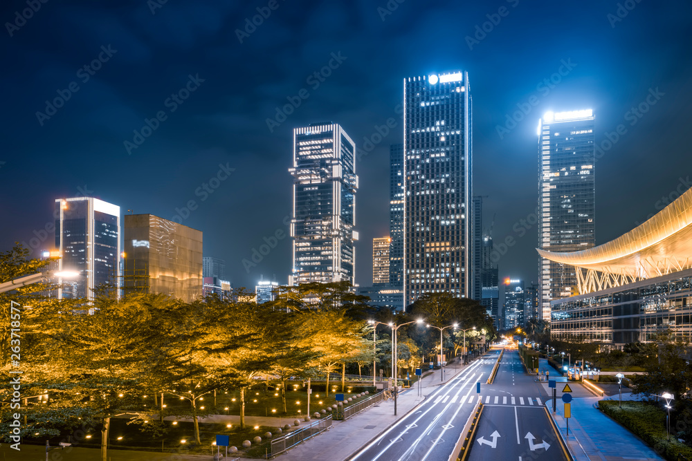 道路城市夜景建筑和模糊车灯……