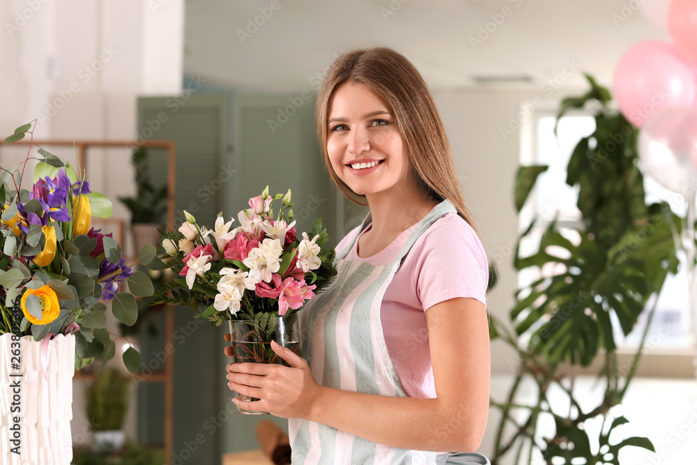 店里有漂亮花束的女花匠