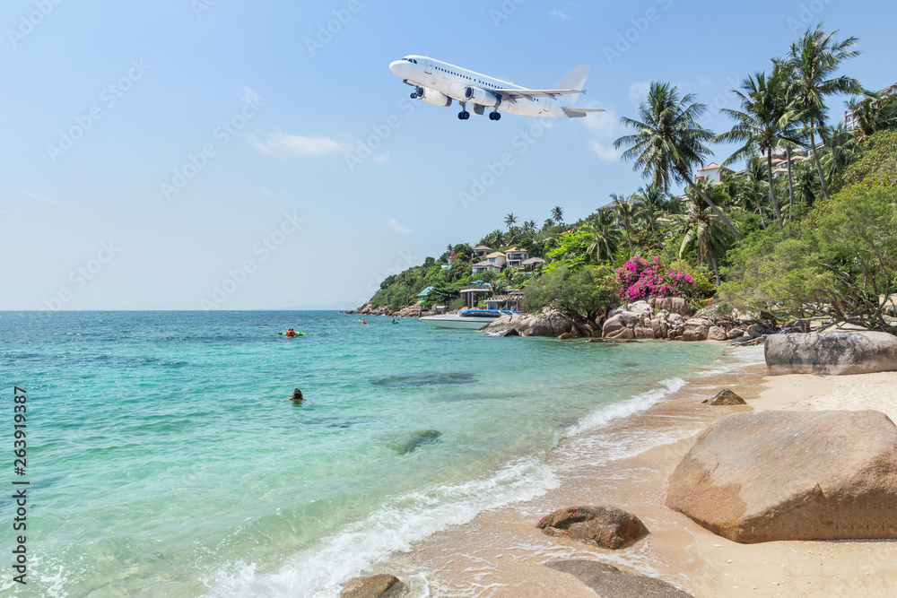 客机在热带海滩上空起飞，蓝天碧海。旅行目的地总结