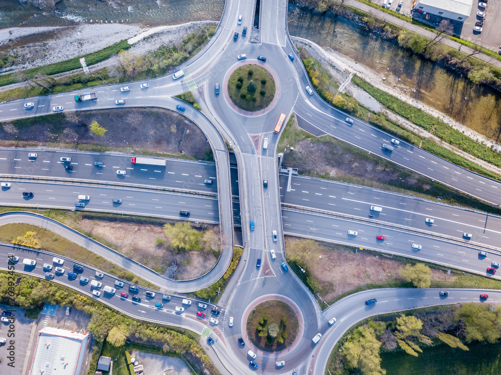 无人机与车辆拍摄的公路立交交叉口与交通鸟瞰图