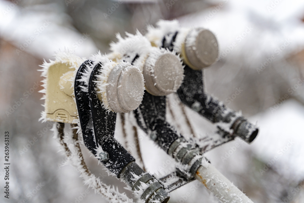 卫星天线上的冰雪