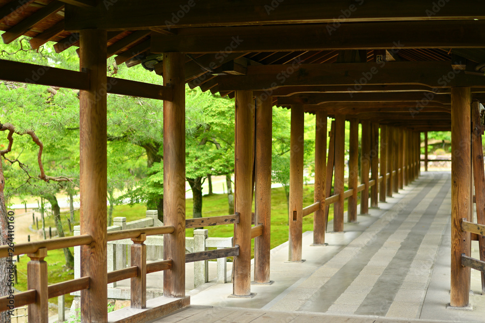 庭園の石畳と屋根付廊下