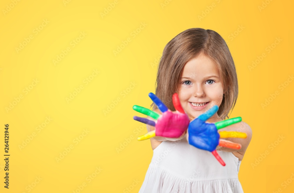 手上画着五颜六色的可爱小女孩