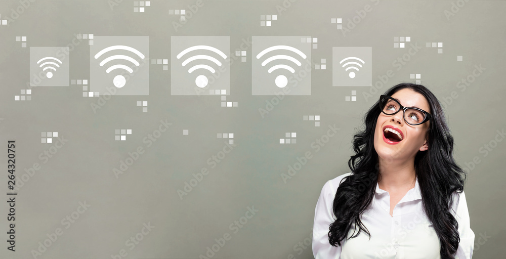 Wifi概念与年轻女商人的深思熟虑