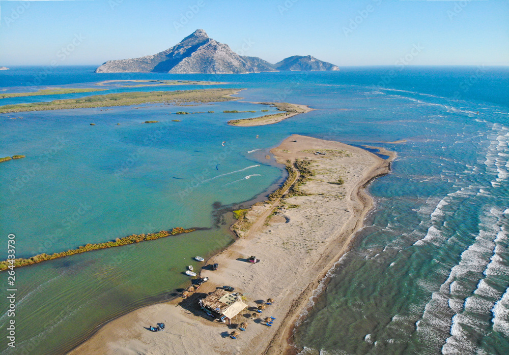 空中飞行：在希腊一个以风筝冲浪闻名的沙质半岛上空高空飞行。