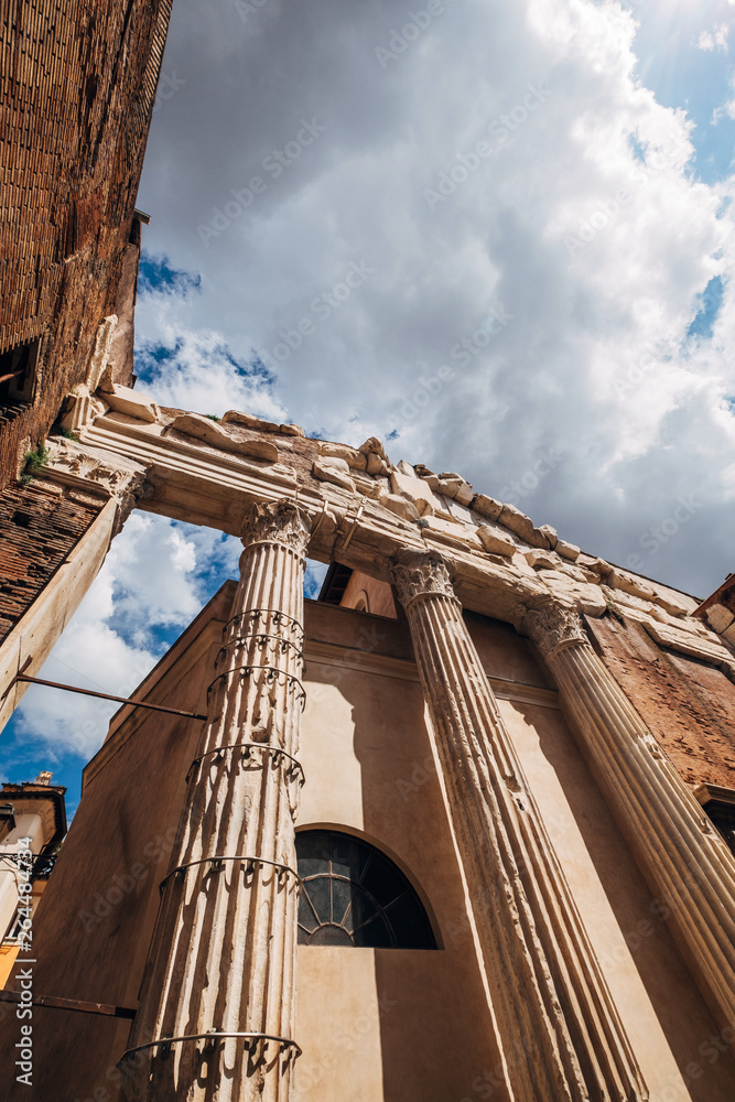 奥克塔维亚门廊（Portico di Ottavia）是一座古老的建筑，蓝天白云背