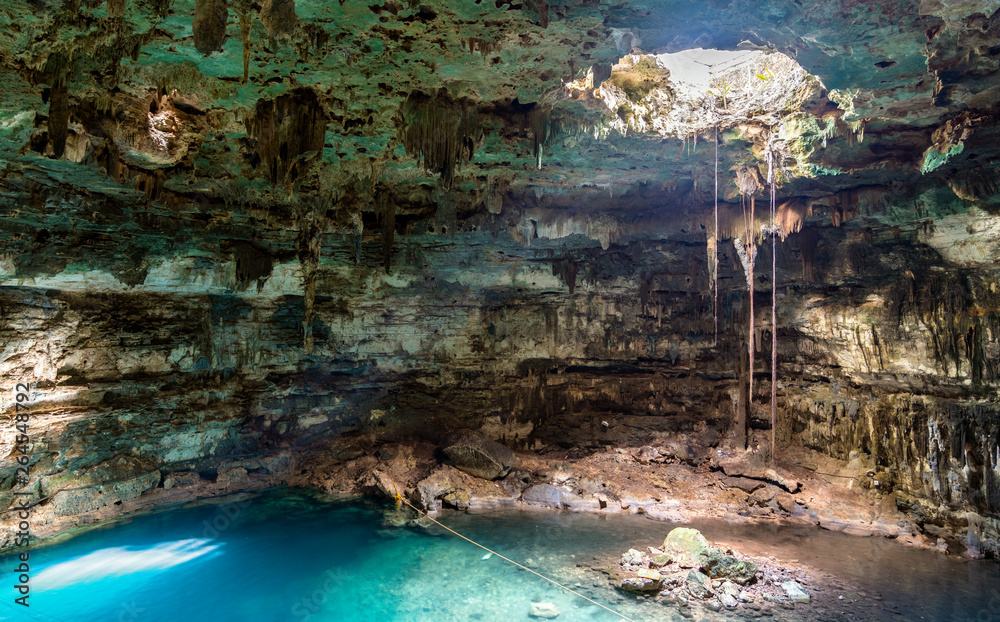 墨西哥尤卡坦的Cenote Dzitnup