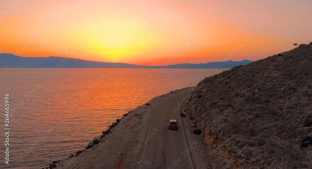 空中飞行：沿着一条空荡荡的海岸公路飞行，这条公路环绕着风景如画的岛屿