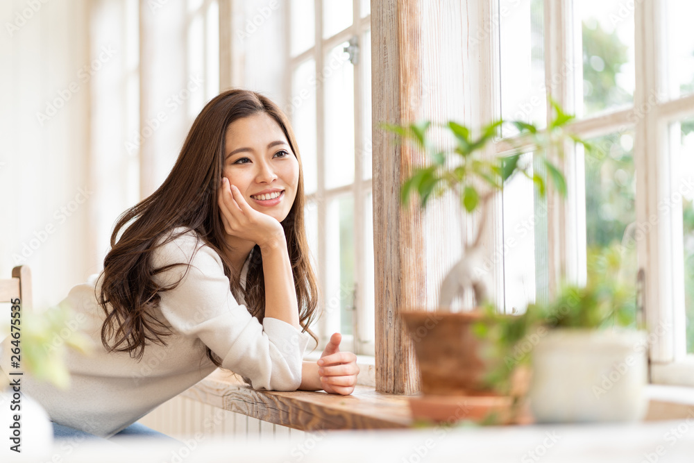 部屋でリラックスする女性