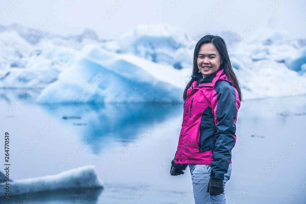 女旅行者前往冰岛美丽的Jokulsarlon冰川泻湖。Jokulsallon是一个著名的d