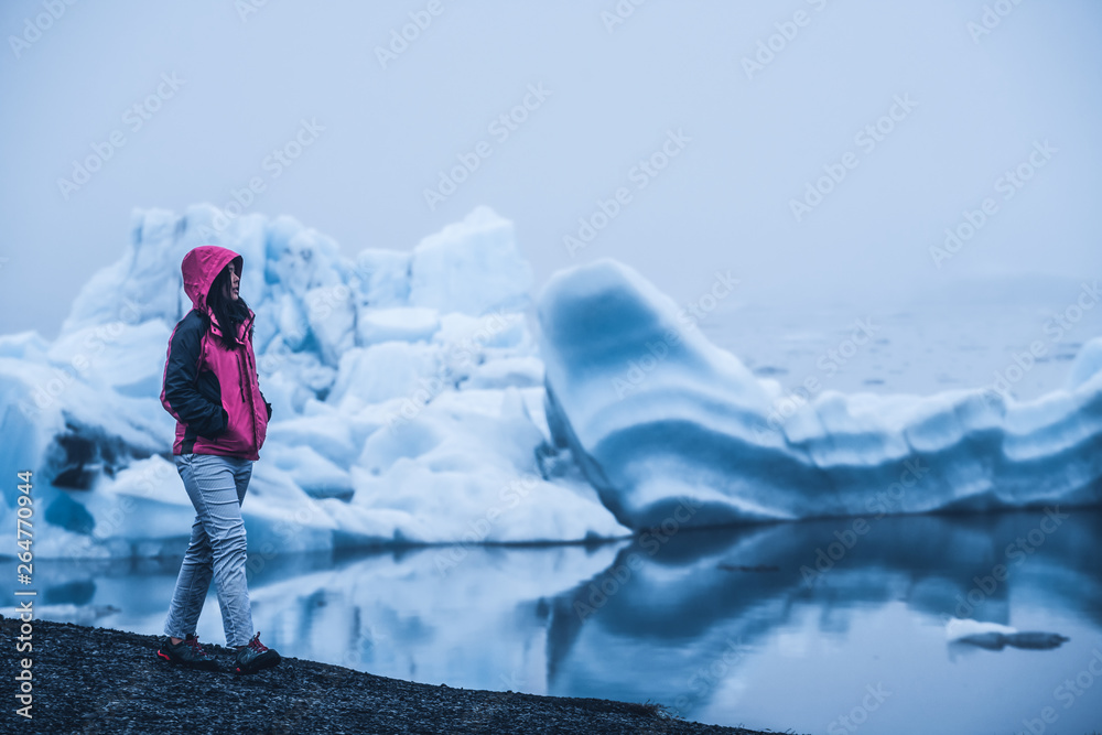 女旅行者前往冰岛美丽的Jokulsarlon冰川泻湖。Jokulsallon是一个著名的d