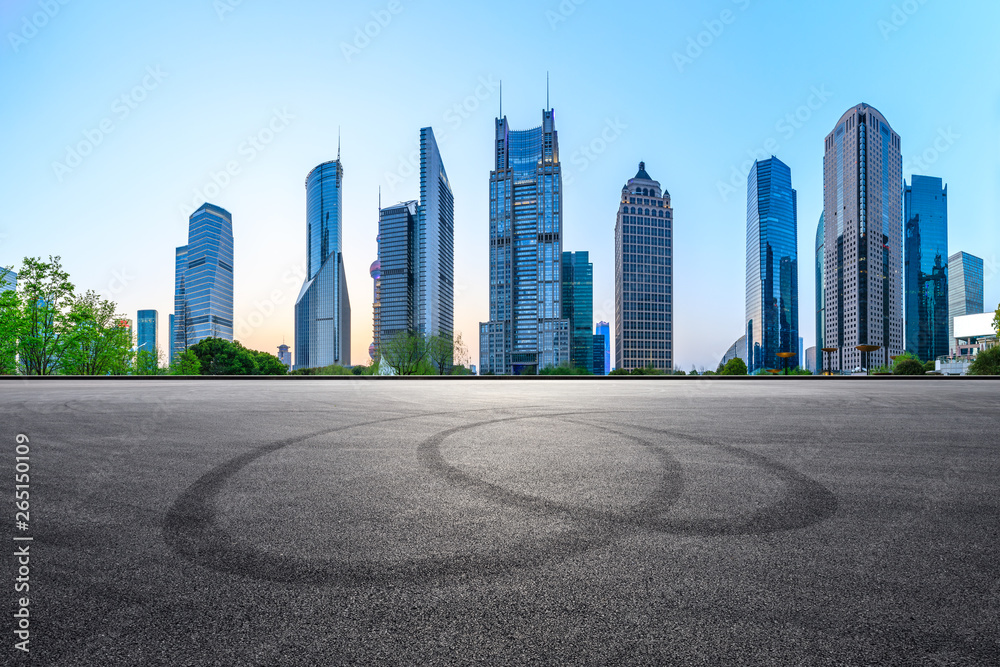 上海夜晚的沥青赛道场地和现代天际线和建筑，全景