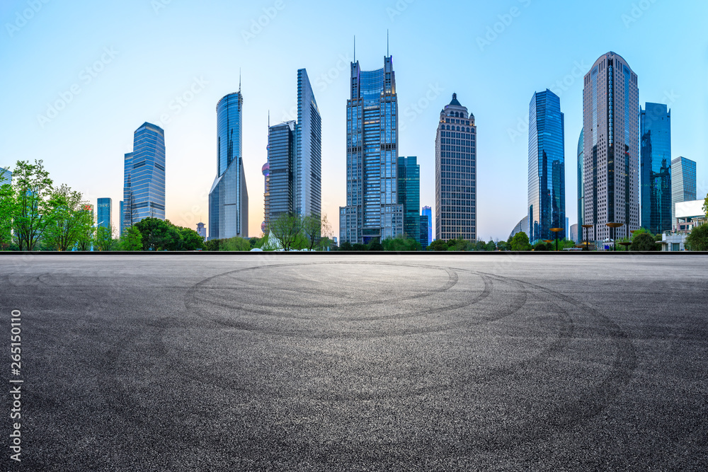 上海夜晚的沥青赛道场地和现代天际线和建筑，全景