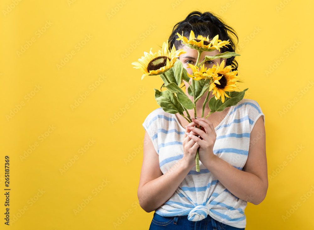 黄底向日葵的年轻女子