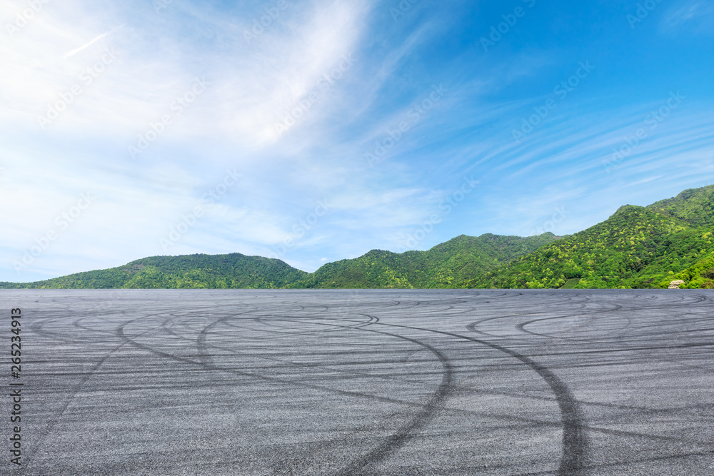 空旷的沥青赛道和美丽的自然景观