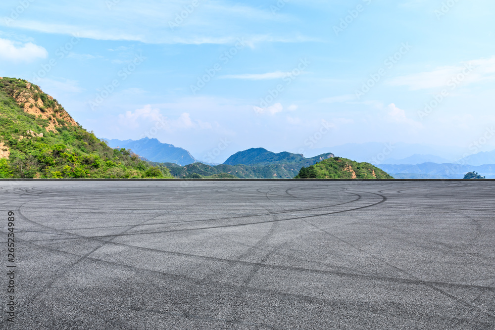 空旷的沥青赛道和美丽的自然景观