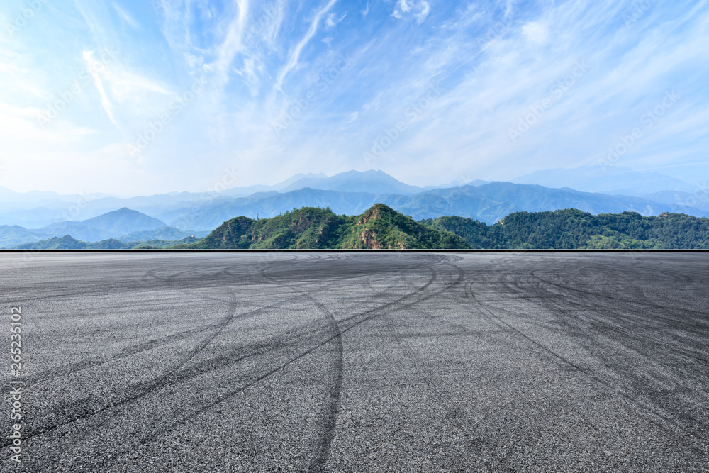 空旷的沥青赛道和美丽的自然景观