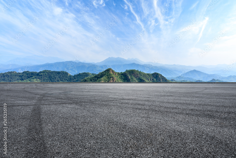 空旷的沥青赛道和美丽的自然景观