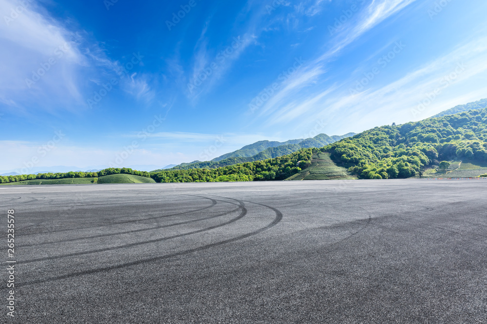 空旷的沥青赛道和美丽的自然景观