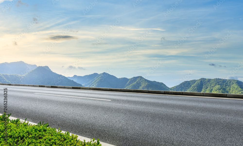 日落时分的沥青公路和美丽的自然景观