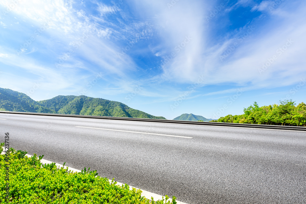 新建公路，美丽的山地自然景观