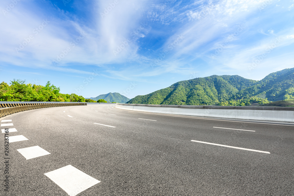 新建公路，山清水秀