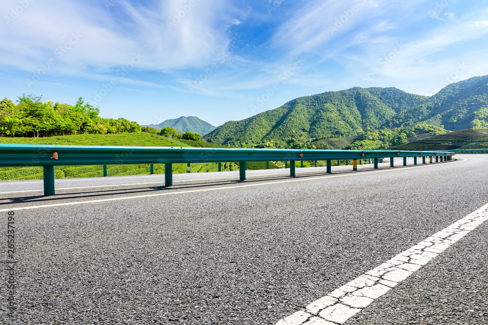 新建公路，美丽的山地自然景观