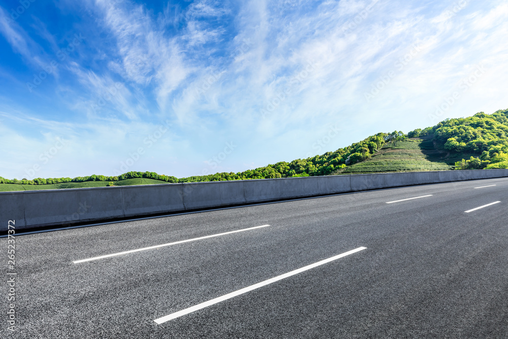 新公路与美丽的山地自然景观