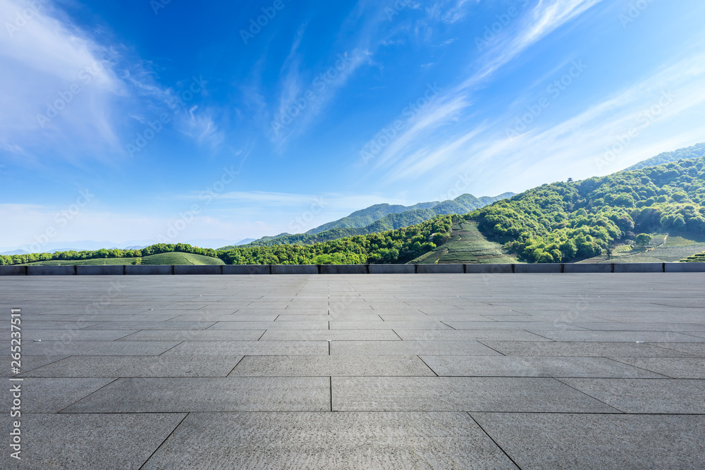 空旷的广场层和青山自然景观