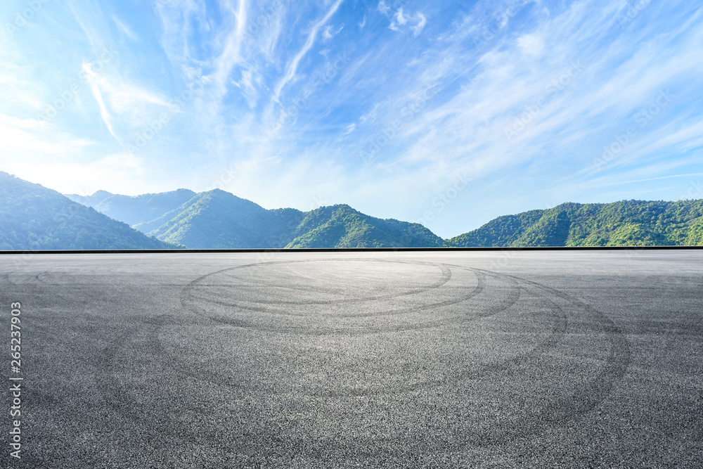 空旷的沥青赛道和美丽的自然景观