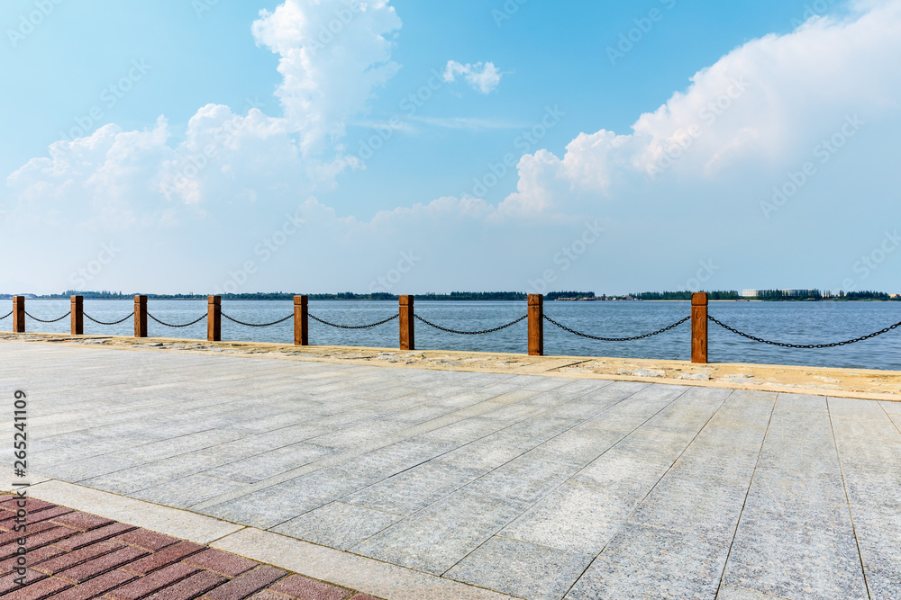 美丽的湖泊和蓝天步道