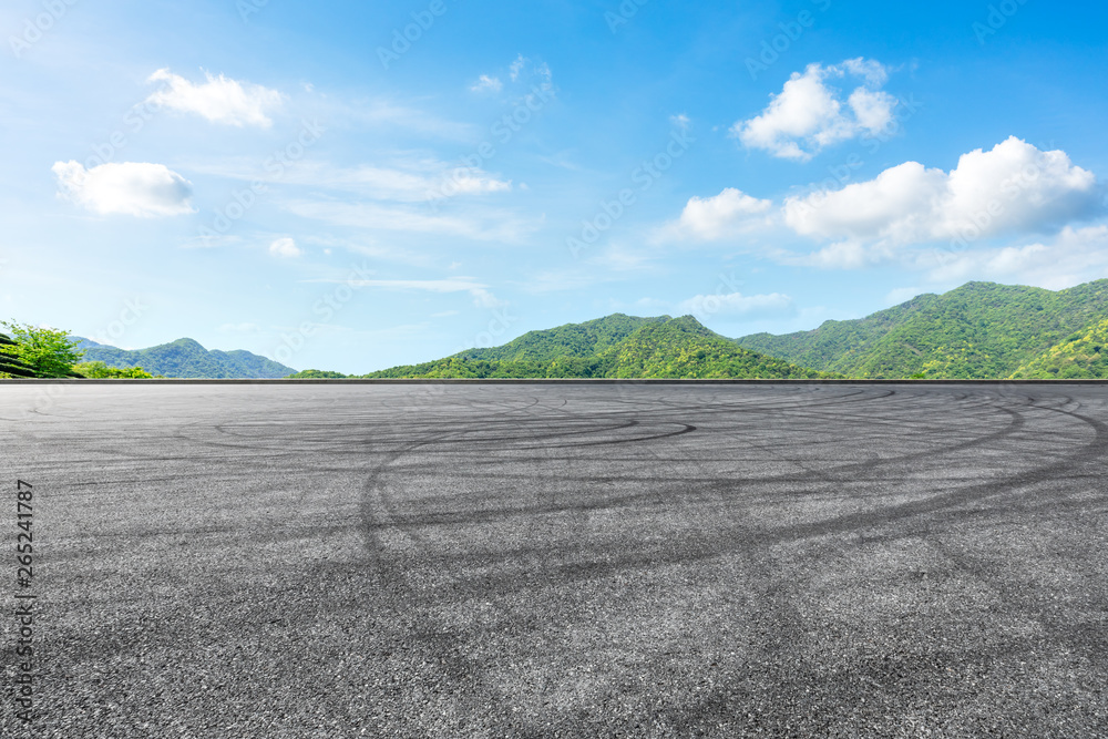 沥青赛道场地和青山自然景观