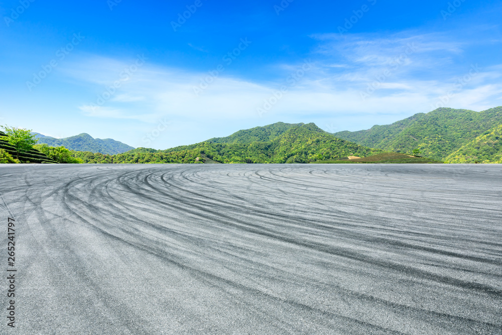 沥青赛道场地和青山自然景观