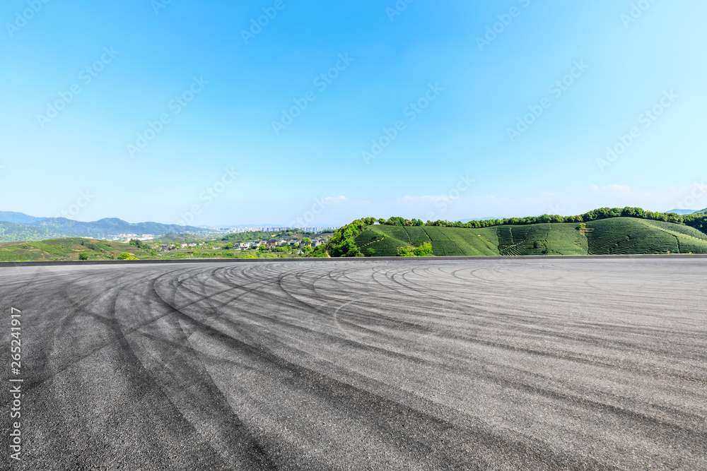 沥青赛道场地和青山自然景观