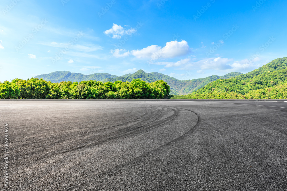 沥青赛道场地和青山自然景观