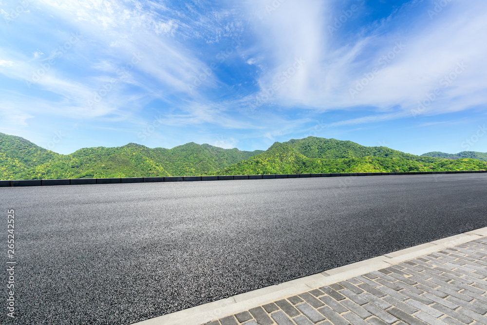 蓝天下的乡间小路和青山自然景观