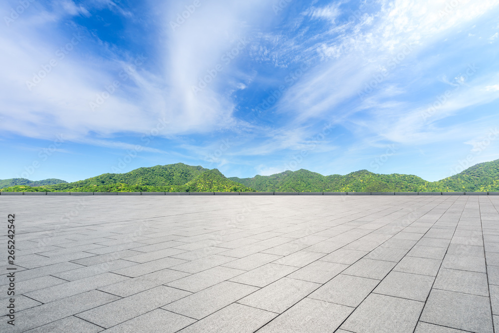 空旷的广场层和青山自然景观