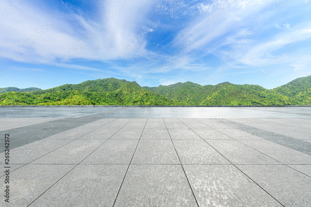 空旷的广场层和青山自然景观