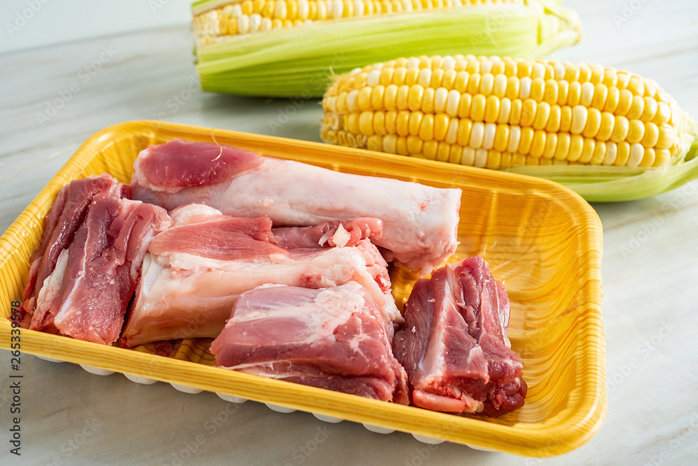 Fresh corn and pork bones