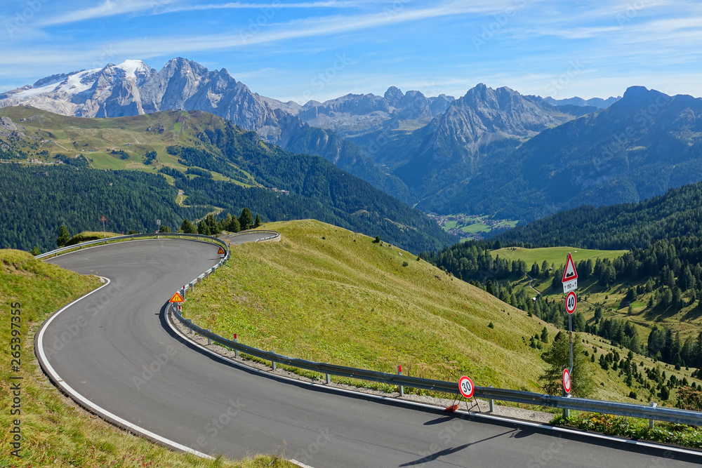 在阳光明媚的意大利，从著名的Stelvio Pass公路欣赏美丽的山脉