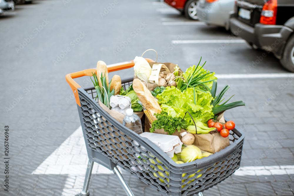 户外装满健康食品的购物车