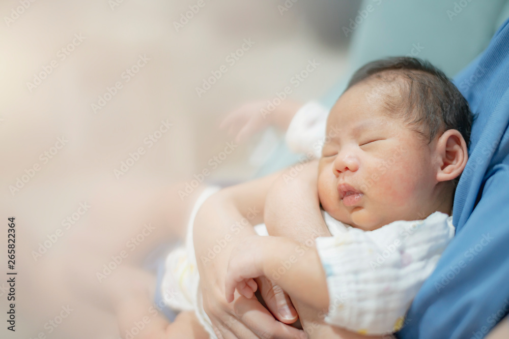 可爱的男婴睡在甜蜜的梦和宁静的白色柔软的床上