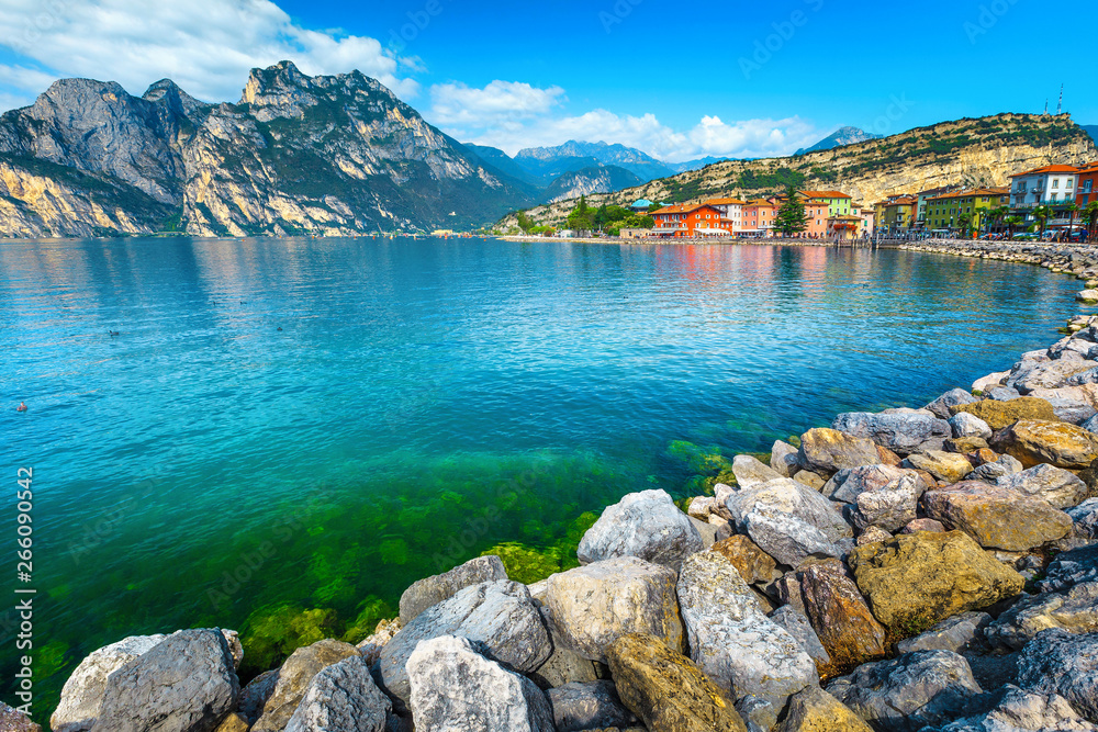 湖岸，背景是岩石和山脉，加尔达湖