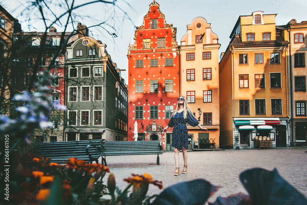 年轻女子在斯德哥尔摩旅游观光Gamla Stan Stortorget建筑生活方式夏季v