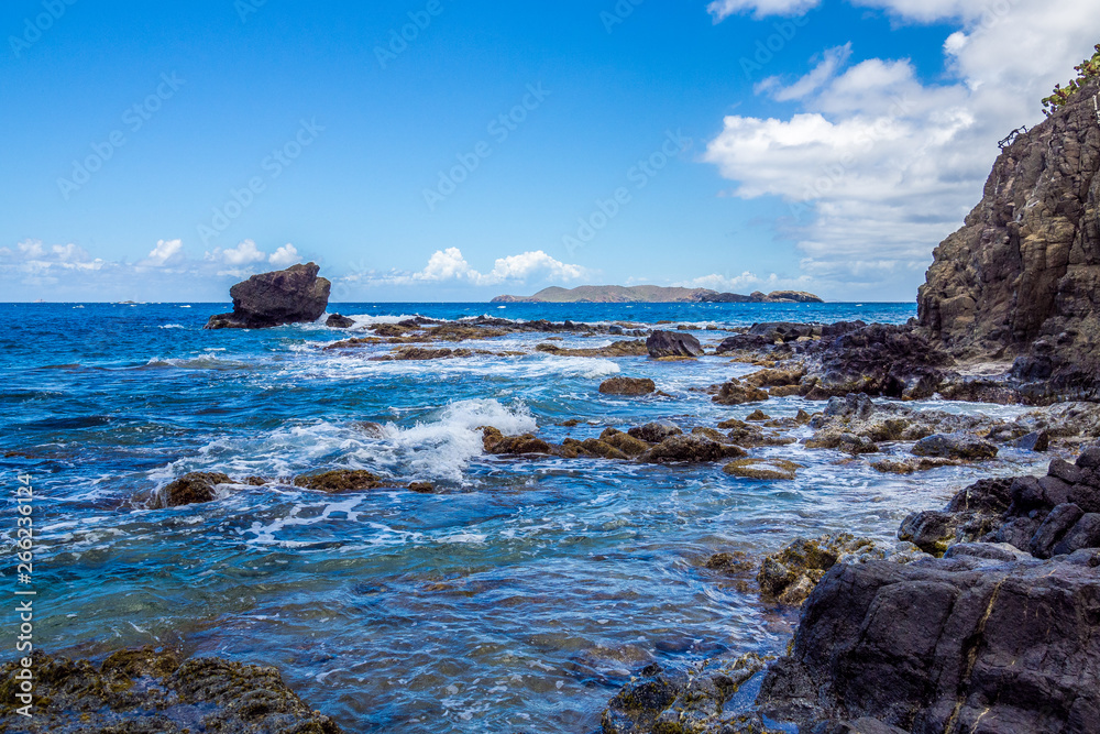 岩石海滩上的海浪