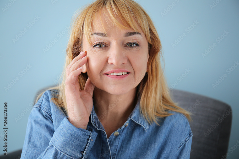 在家拥有健康皮肤的成熟女性