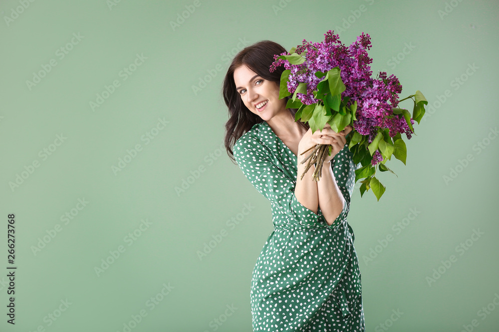 美丽的年轻女子，背景是一束淡紫色的花