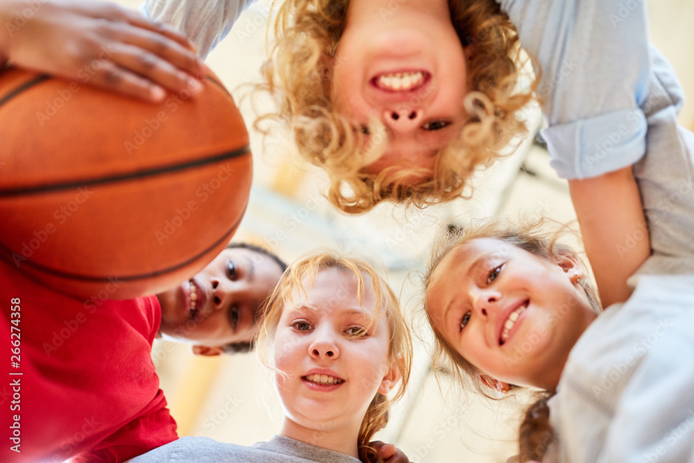 Gruppe Kinder bildet eine Basketball Mannschaft